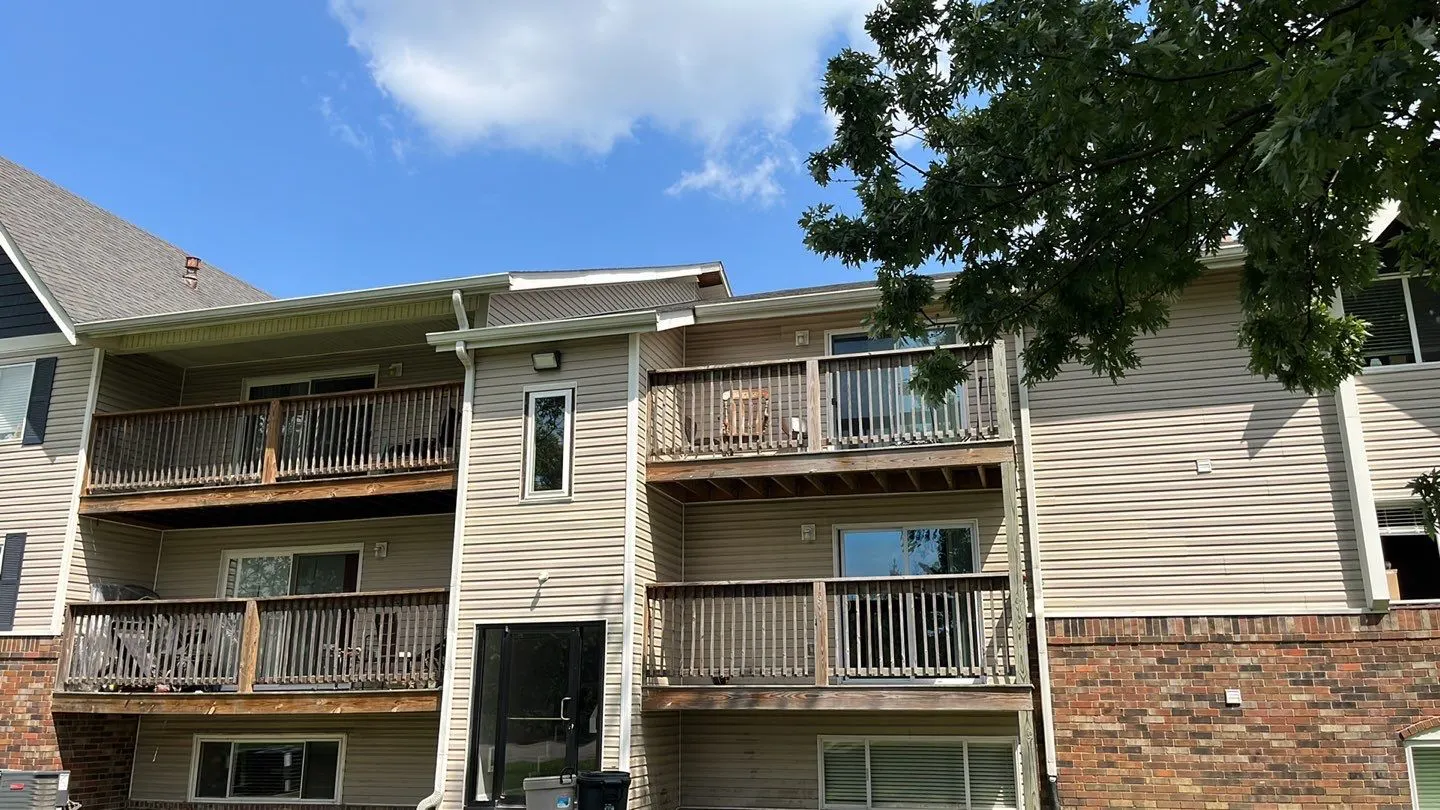 Multifamily building in Indiana with aging vinyl siding after siding replacement services